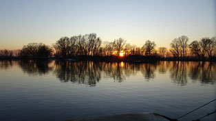 Auch im Winter schön: Idyllische Seen bei Sonnenuntergang
